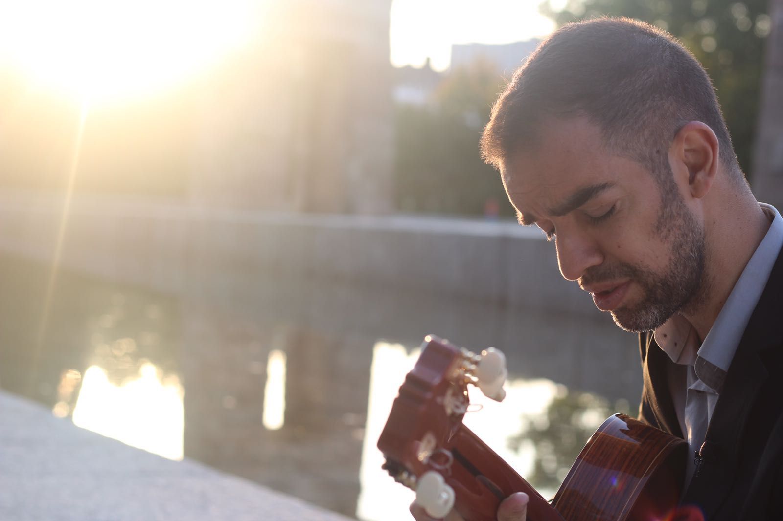 Manu tocando la guitarra con ojos cerrados